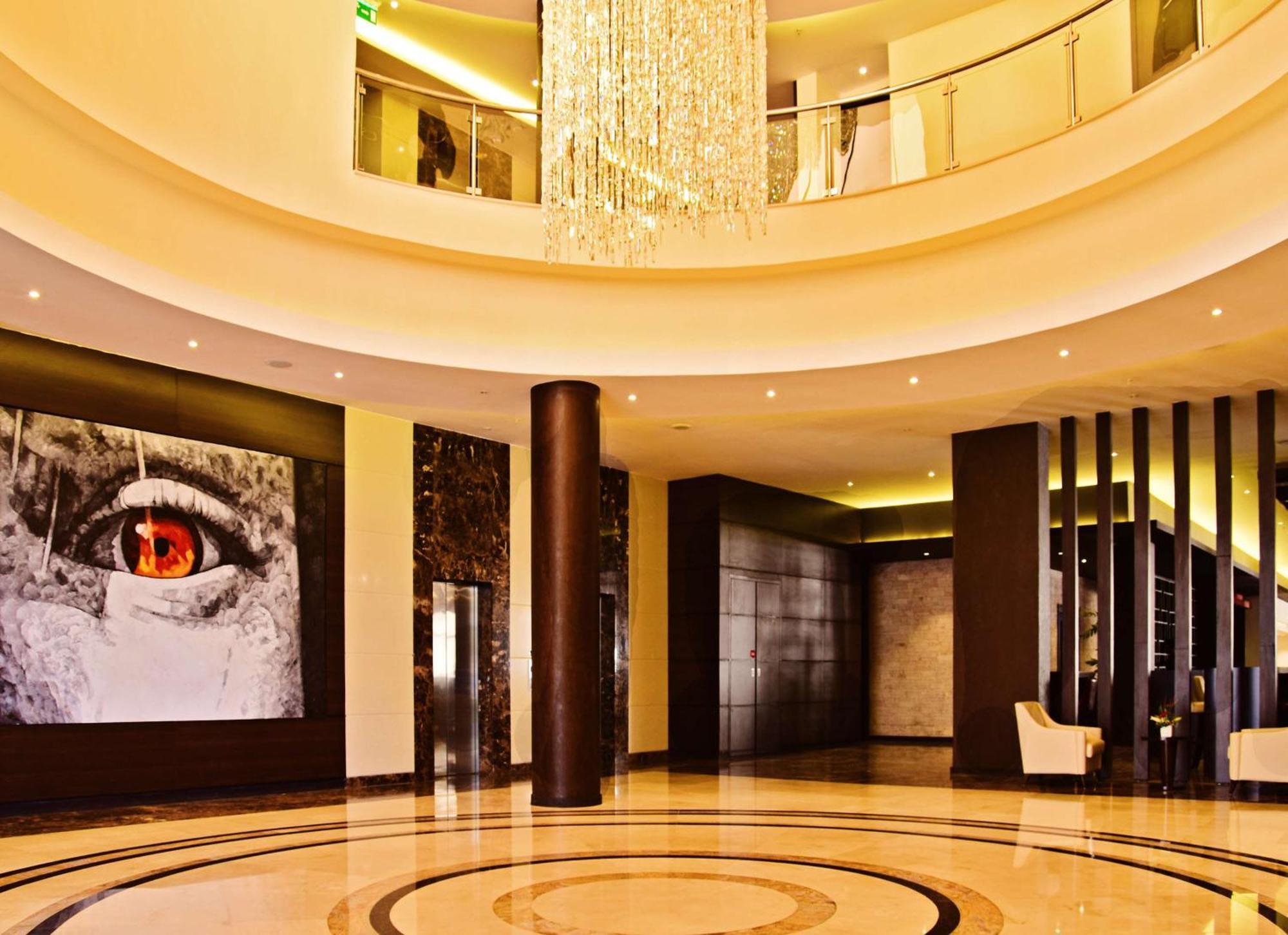 Отель Doubletree By Hilton Найроби Экстерьер фото